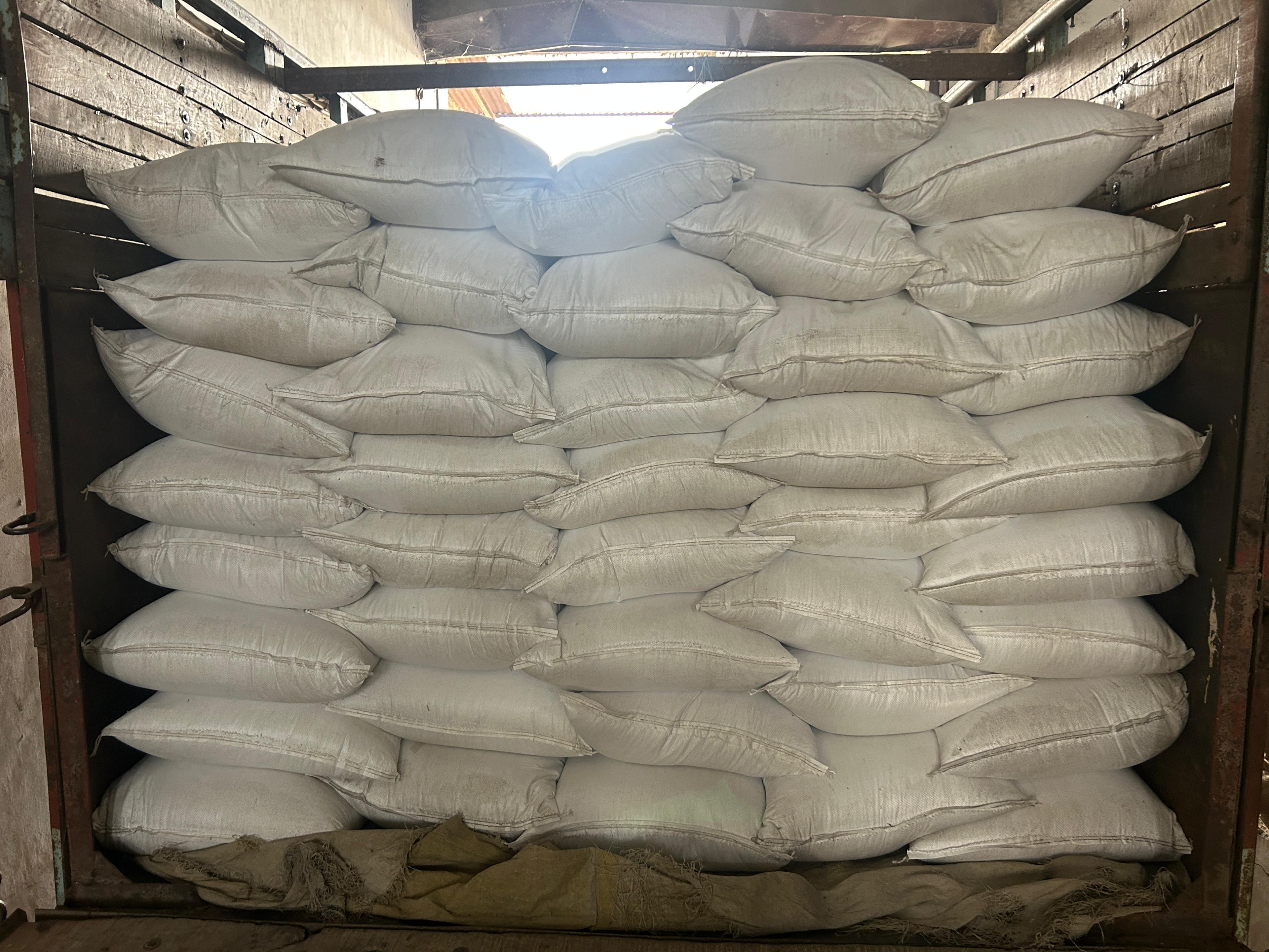Chargement des sacs et acheminement vers le port